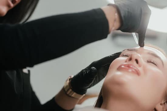 Dr. Lauren injecting anti-wrinkle facial fillers on one of her patient's forehead.