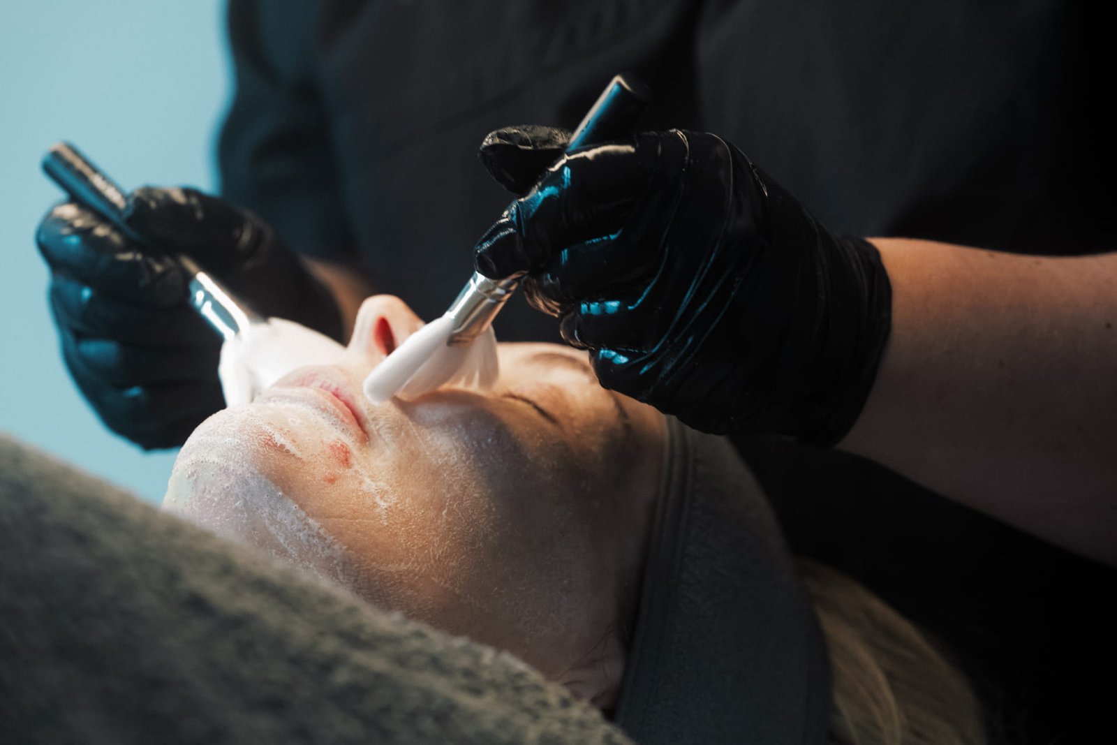 A Skin Therapist at Dr Lauren’s clinic giving a facial to a patient.