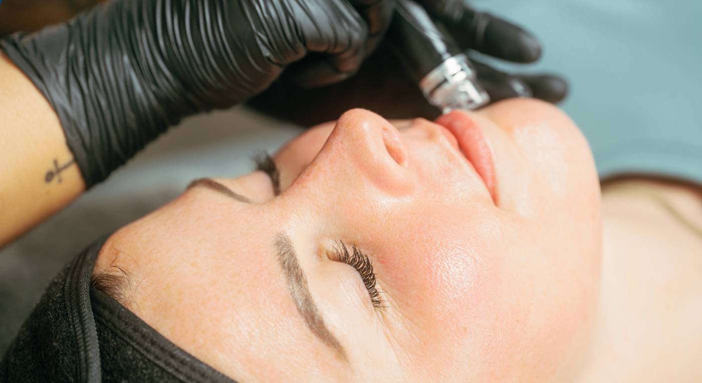 One of our Skin Therapists delivering Hydrafacial to one of Dr. Lauren Medical Aesthetics clinic's patient.