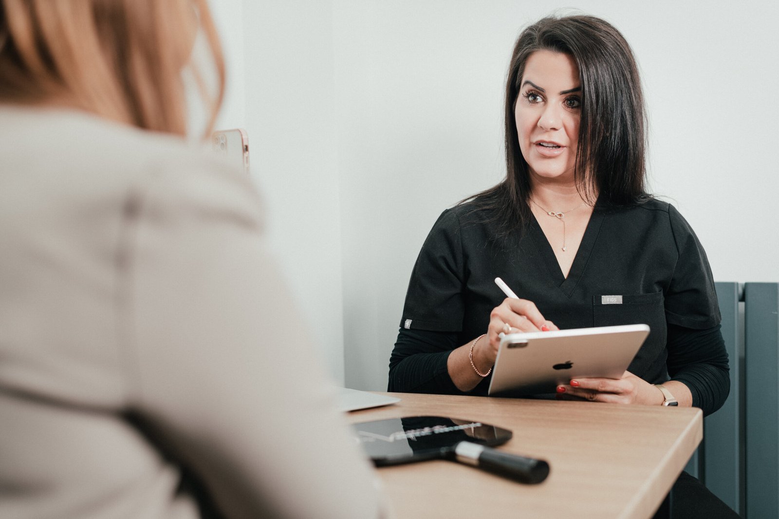 Dr. Lauren consulting a patient for an anti-wrinkle treatment.
