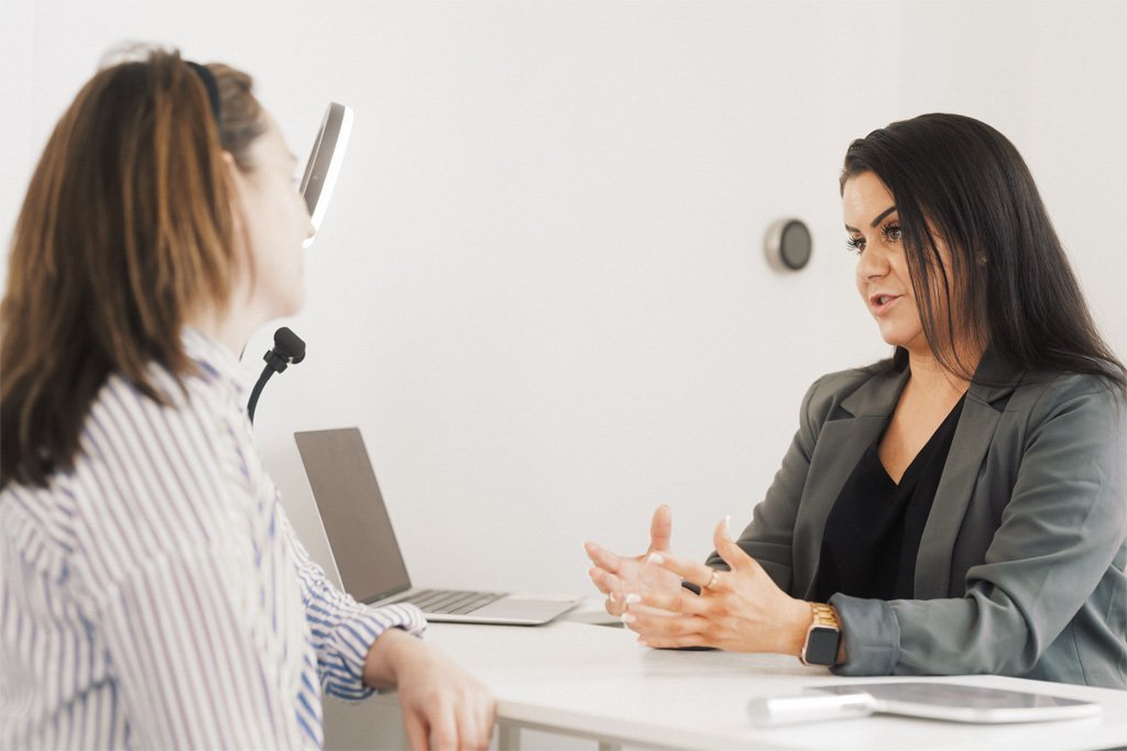 Dr Lauren consulting with a patient and guiding her toward the most suitable treatment option.