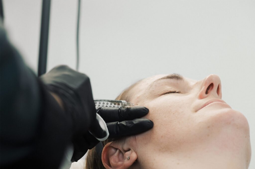 Dr Lauren administering safe dermal filler injections to a patient’s forehead.