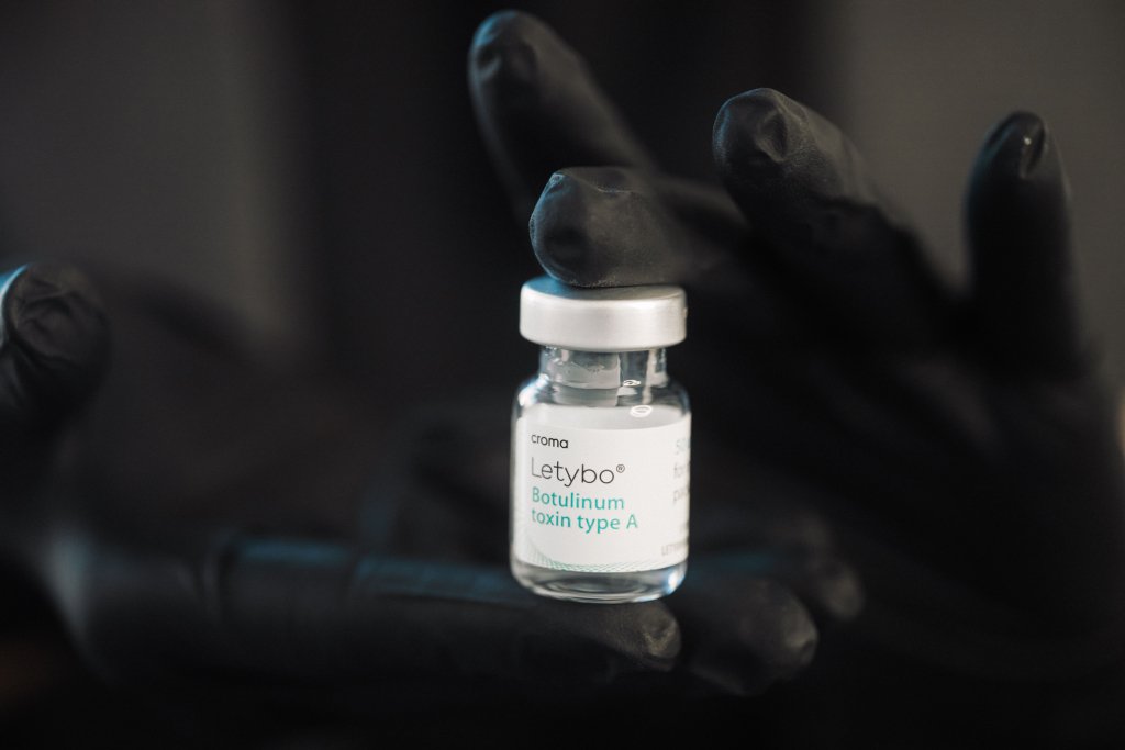 Dr Lauren showing a small vial of Croma Letybo, a Botox treatment.