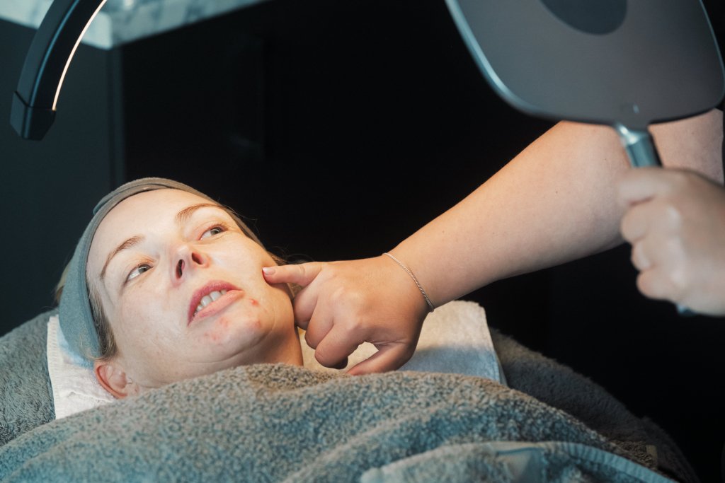 A Skin Therapist at Dr Lauren's clinic guiding a patient about what to expect during a Hydrafacial treatment.