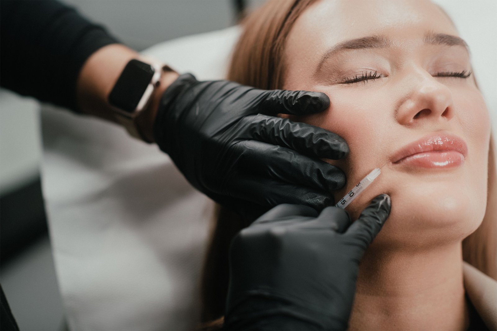 Dr Lauren injecting dermal facials into a patient's lip area.
